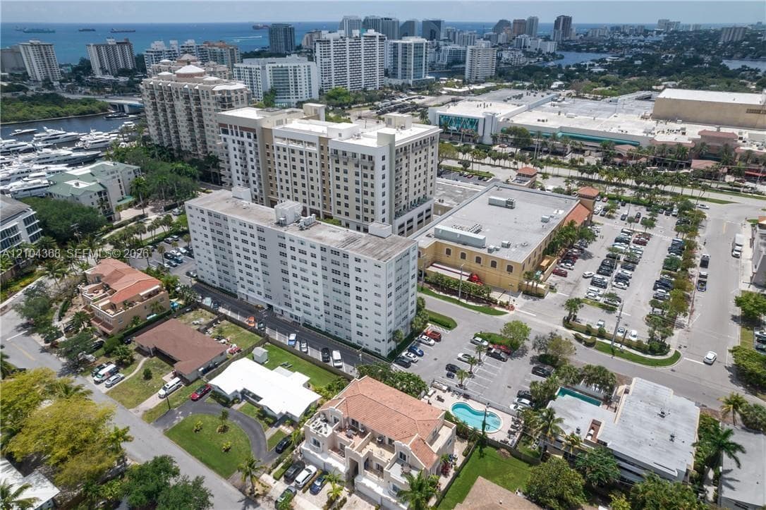 2555 NE 11th St # 301, Fort Lauderdale FL 33304