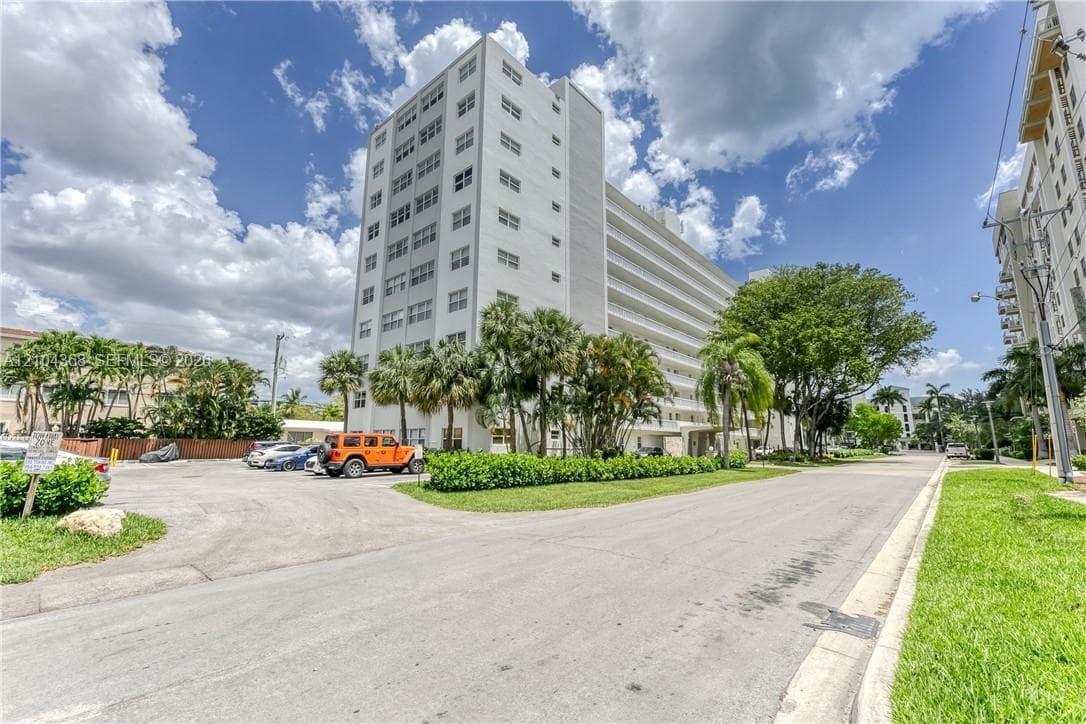 2555 NE 11th St # 301, Fort Lauderdale FL 33304