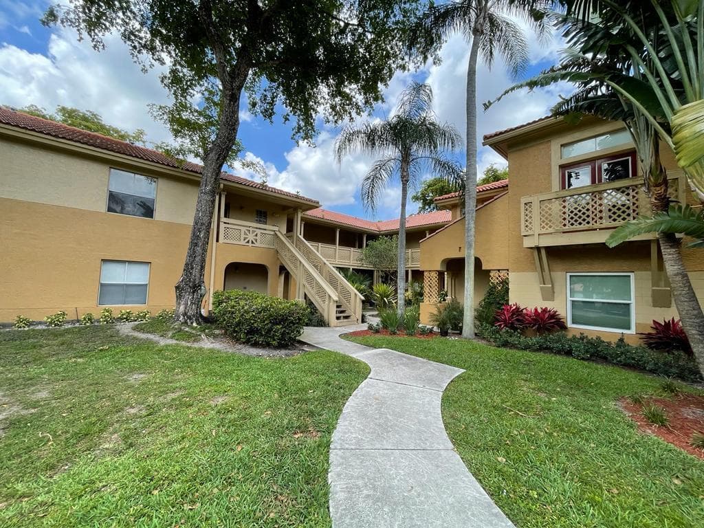 4783 Via Palm Lakes # 104, West Palm Beach FL 33417
